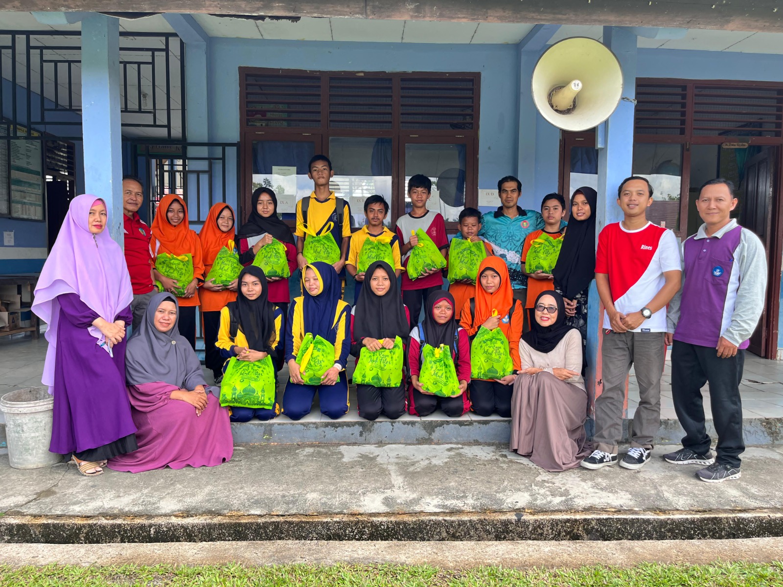BANTUAN: Para guru menyerahkan bantuan sosial kepada para murid dari uang yang disisihkan dari gaji setiap bulan dalam satu tahun.