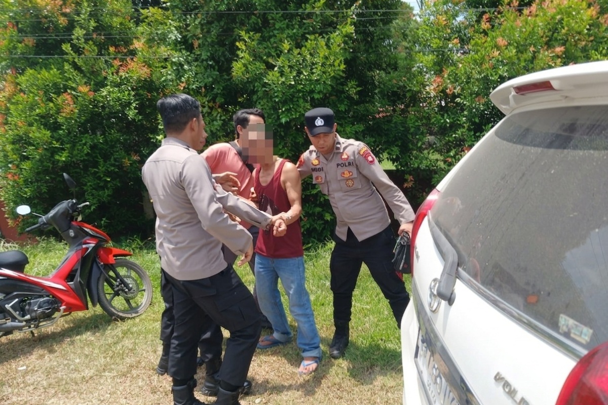 Polisi mengangkut pria mabuk yang berbuat onar di RSUD Bengkayang pada Kamis (26/3).