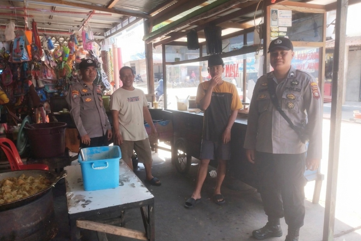 Personel Polsek Menyuke menggelar patroli di titik keramaian pada Kamis (26/3). 
