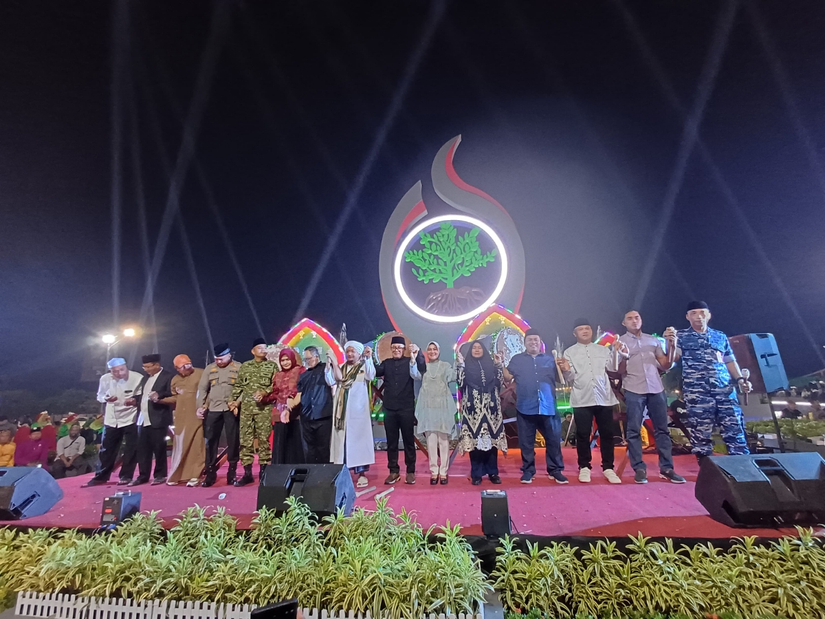 Kebersamaan penuh kehangatan Bupati Kubu Raya, Sujiwo dan Wabup Kubu Raya Sukiryanto dengan masyarakat mewarnai Gema Idulfitri di Bundaran Gaforaya, Jumat malam (27/3).
