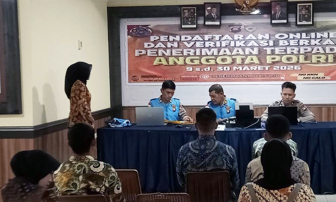 SELEKSI: Sejumlah peserta mengikuti proses seleksi penerimaan anggota Polri di Polres Sanggau.