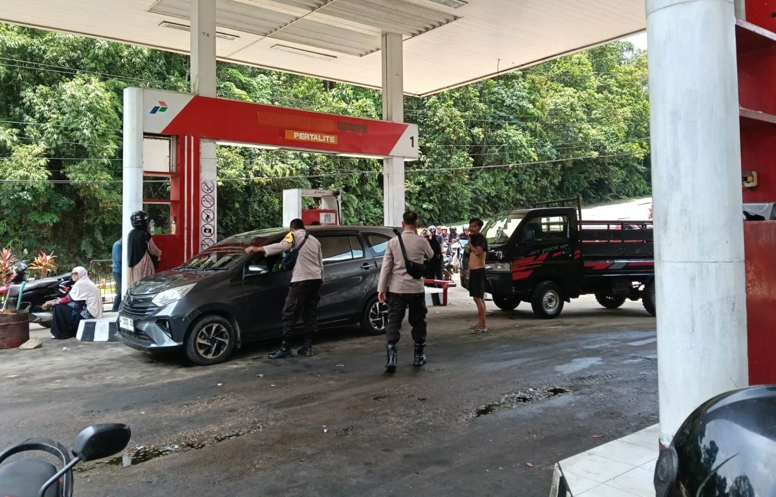 PATROLI: Petugas melakukan patroli di SPBU Semuntai untuk menjamin kelancaran distribusi BBM.