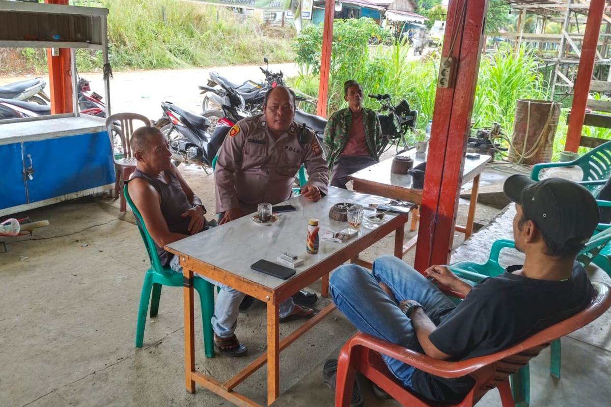 Personel Polsek Sokan Kabupaten Melawi berdialog bersama warga pada Kamis (26/3).