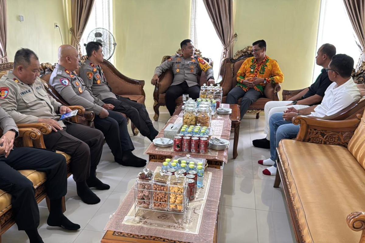 Kapolres Kayong Utara bersama Wakapolres dan jajaran Pejabat Utama (PJU) berkunjung ke rumah wabup Kayong Utara pada Kamis (26/3).