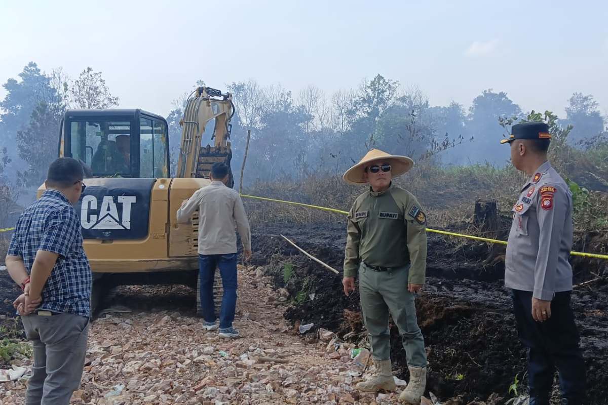 jajaran Satreskrim Polres Kubu Raya dengan memasang garis polisi di area terdampak Kahurtla di kawasan Sungai Raya Dalam, Kamis (26/3).