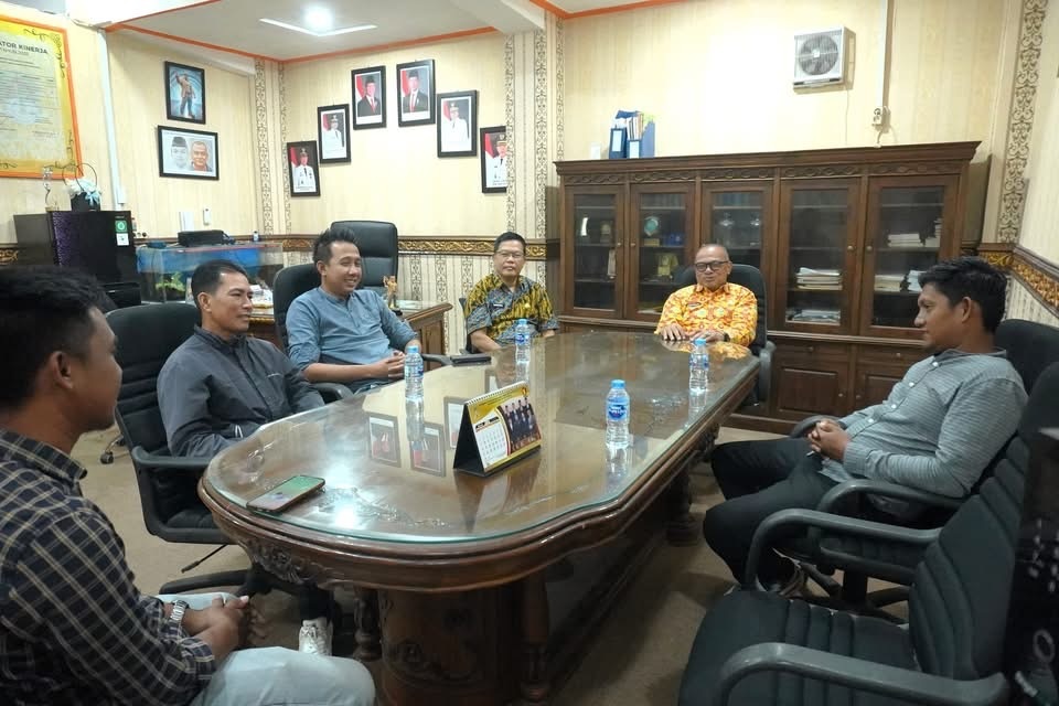 KUNKER : Sekwan Ketapang, Agus Hendri, menerima kunjungan kerja dari DPRD Kayong Utara, Kamis (26/3).
