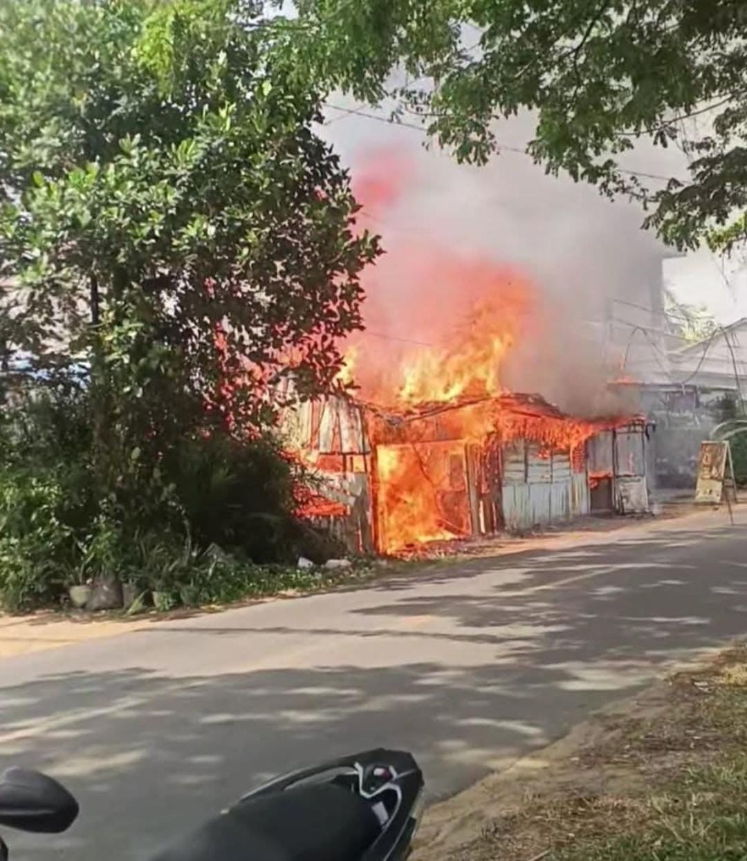 HANGUS : Rumah di Jalan Sisingamaraja dan Mayjen Sutoyo hangus terbakar pada Kamis (26/3).