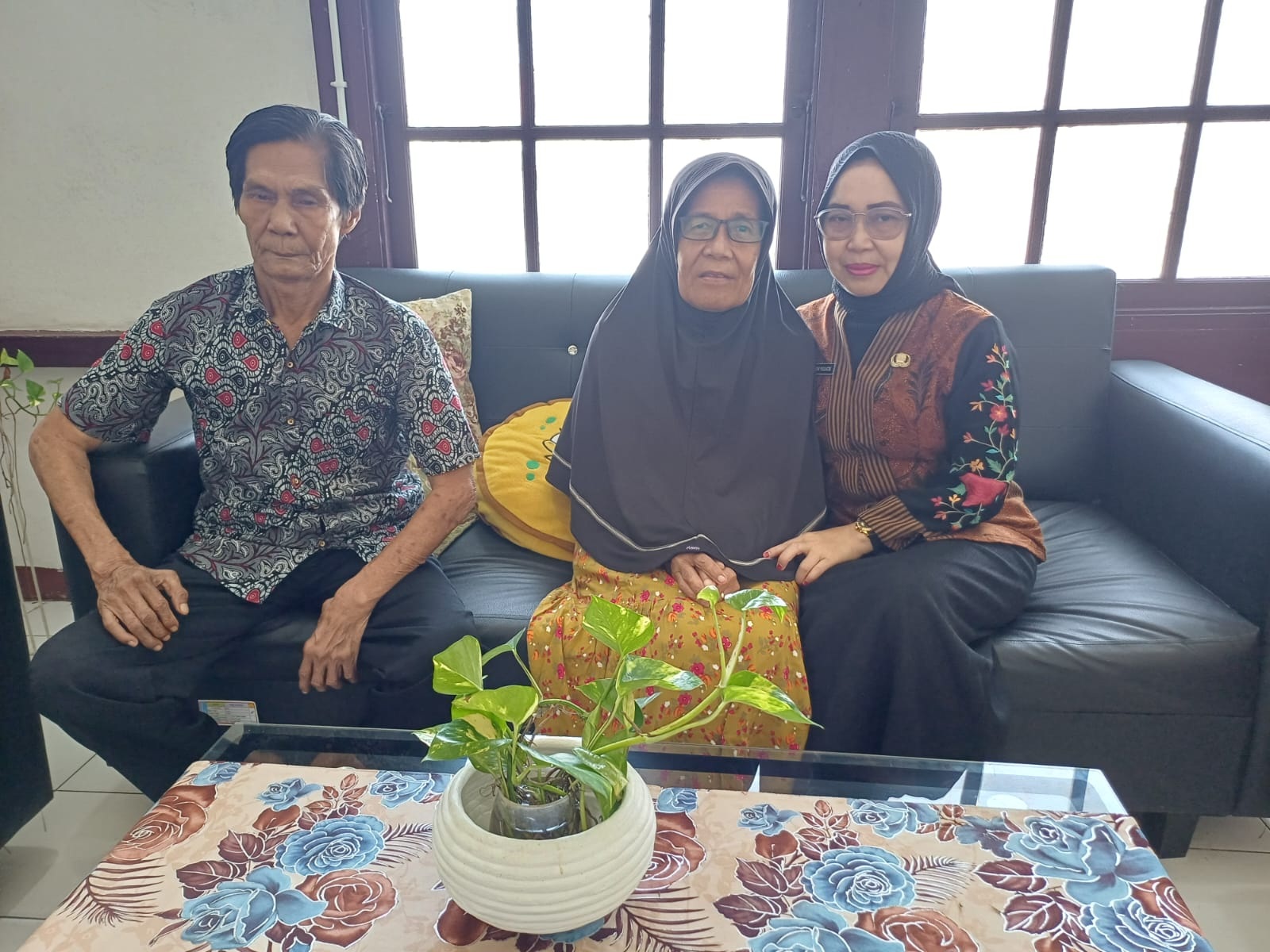 Kasubbag TU UPT Mulia Dharma, Utin Yuliatik (kanan) mendampingi dan berfoto bersama dengan penghuni UPT Panti Mulia Dharma, Murjani (kiri) bersama Suriati (tengah).