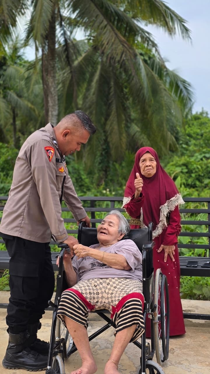 PEDULI: Pendiri sekaligus pengelola Panti Jompo Yayasan Nitizen Cinta Singkawang, Aipda Muhammad Irvan bersama penghuni panti yang berdiri kepedulian bersama ini.