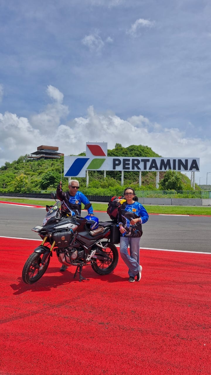 PERJALANAN LINTAS PULAU: Robert Iskandar bersama istri beristirahat sejenak di kawasan Mandalika, Lombok Tengah, setelah menempuh perjalanan panjang lintas pulau menggunakan motor. 