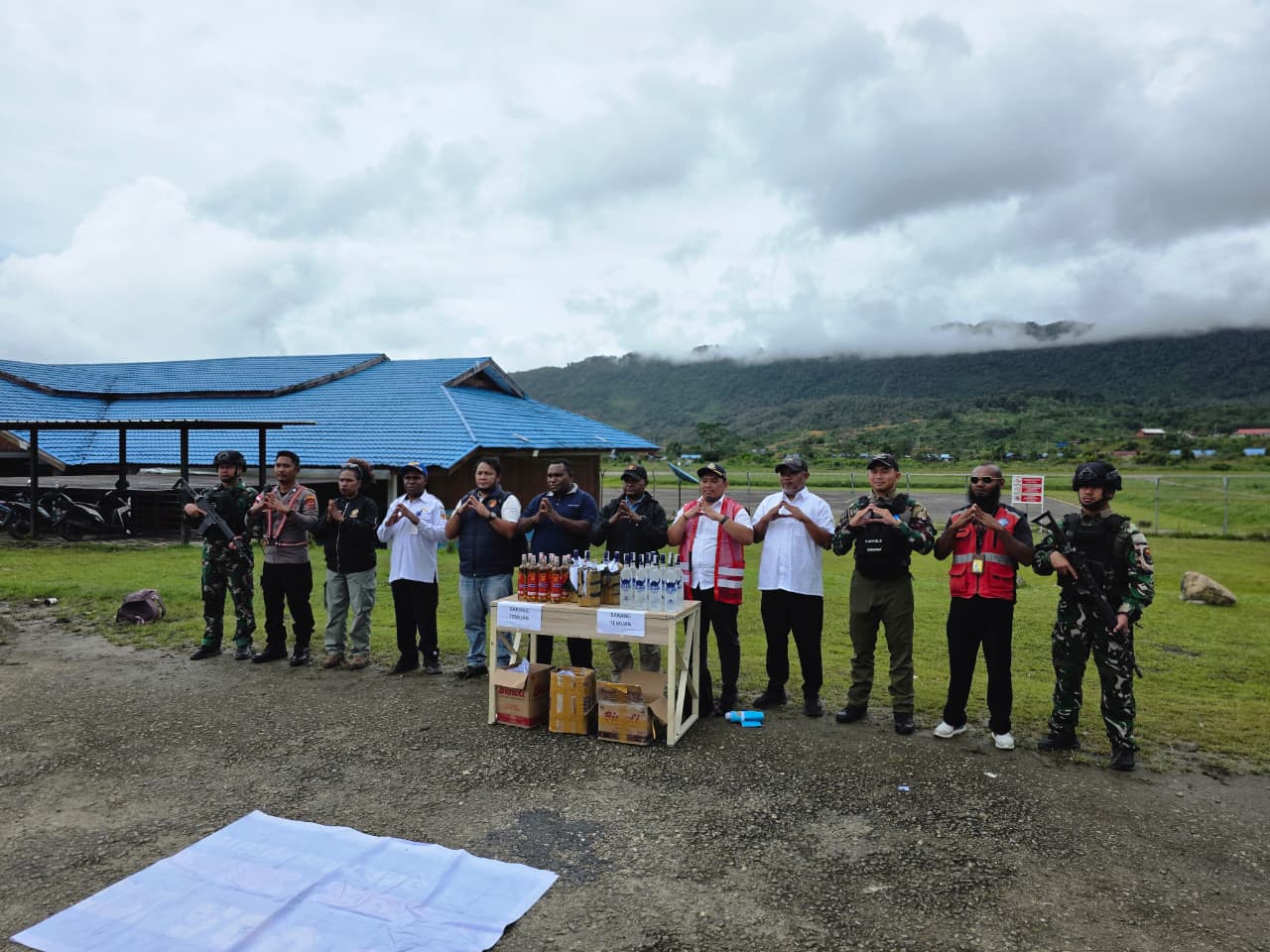 Aparat gabungan memusnahkan puluhan botol miras ilegal hasil sitaan di Bandara Oksibil sebagai upaya memberantas penyakit masyarakat.