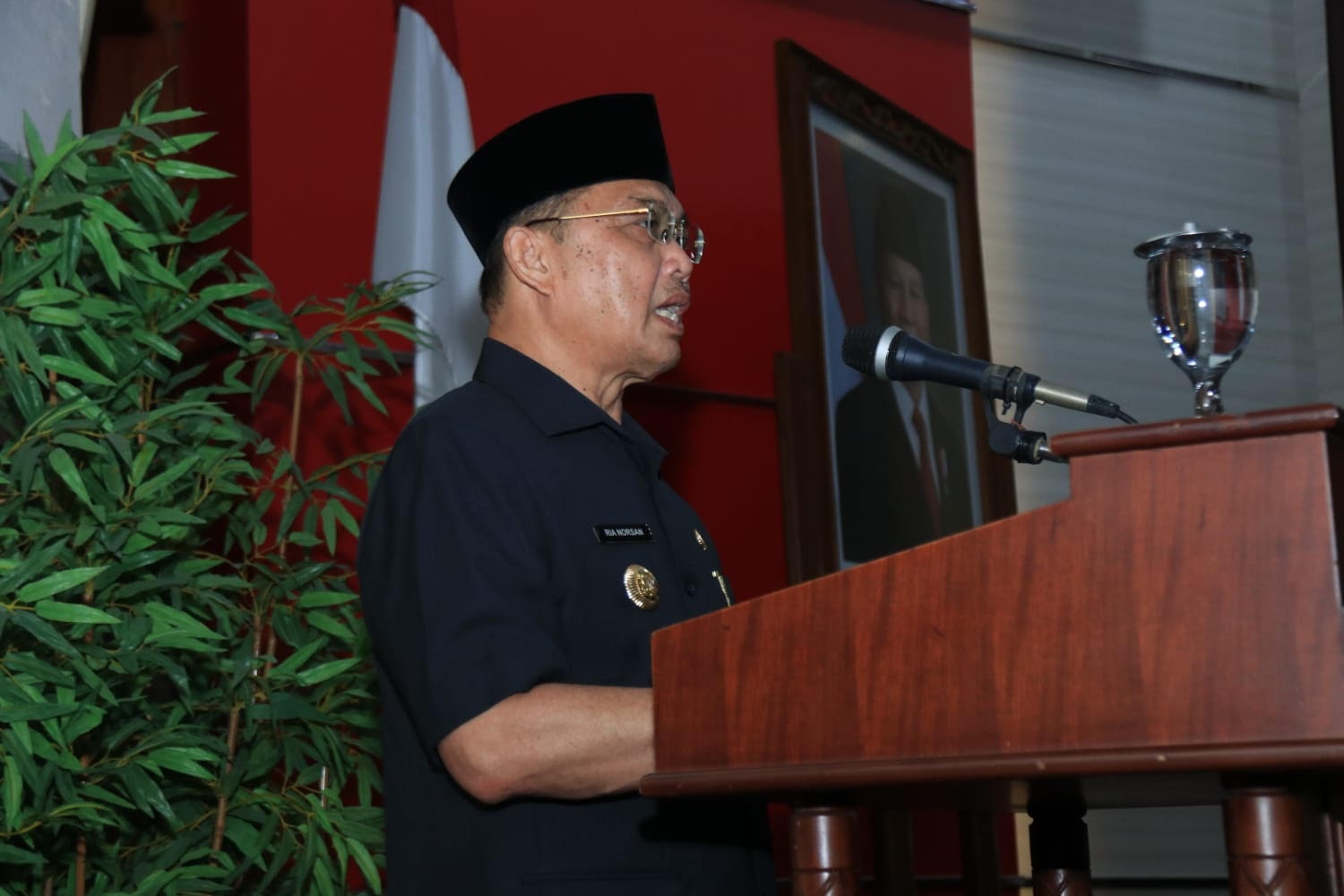LAPORAN: Gubernur Ria Norsan menyampaikan Laporan Keterangan Pertanggungjawaban (LKPJ) Gubernur Kalbar Tahun Anggaran 2025 dalam Rapat Paripurna DPRD Provinsi Kalbar.