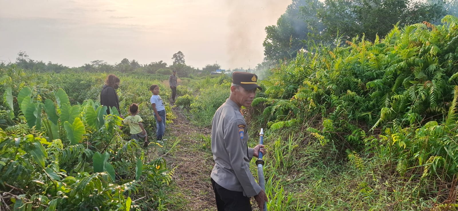 Petugas gabungan bersiaga dan melakukan pemadaman kebakaran lahan di wilayah Pontianak Utara di tengah kondisi cuaca kering.