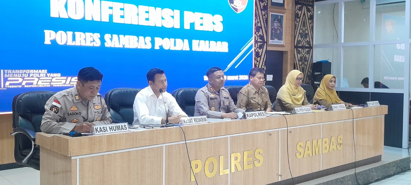 AKBP Wahyu Jati Wibowo saat pimpin press rilis perkembangan penanganan kasus kekerasan anak terhadap ibu kandungnya yang terjadi di Kecamatan Teluk Keramat belum lama ini.