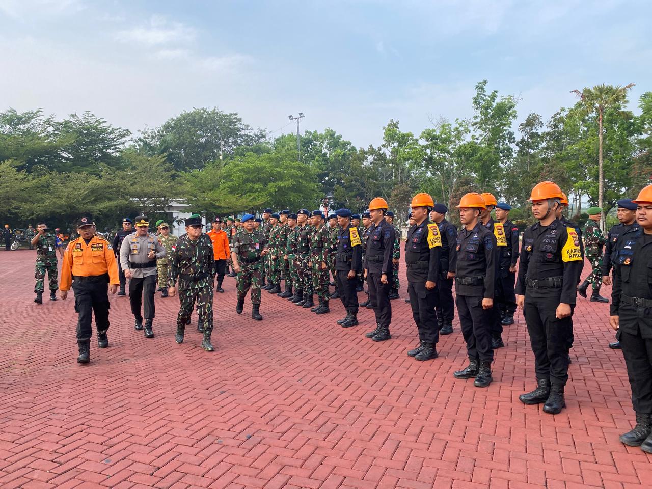 Bupati Kubu Raya meninjau pasukan saat Apel Siaga Karhutla 2026, menegaskan kesiapan personel dan patroli terpadu.