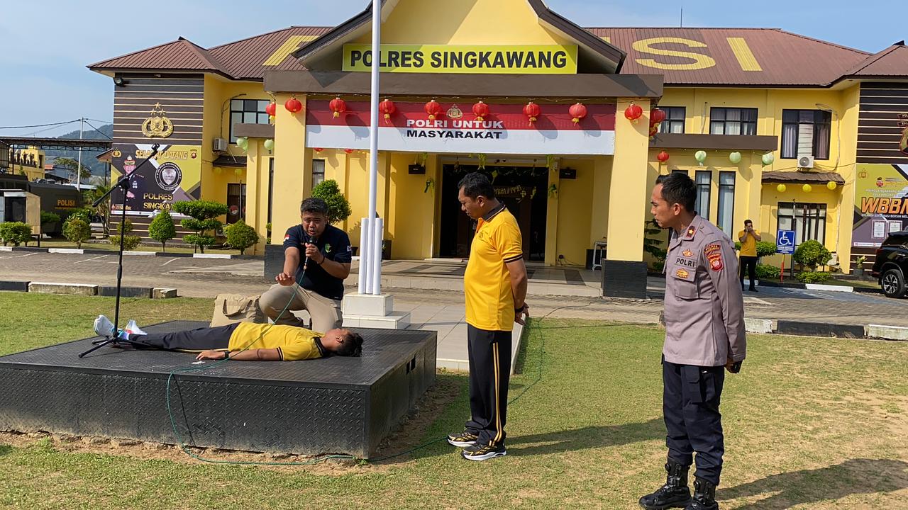 Personel Polres Singkawang mempraktikkan teknik pertolongan pertama (RJP) dalam simulasi penanganan korban darurat.