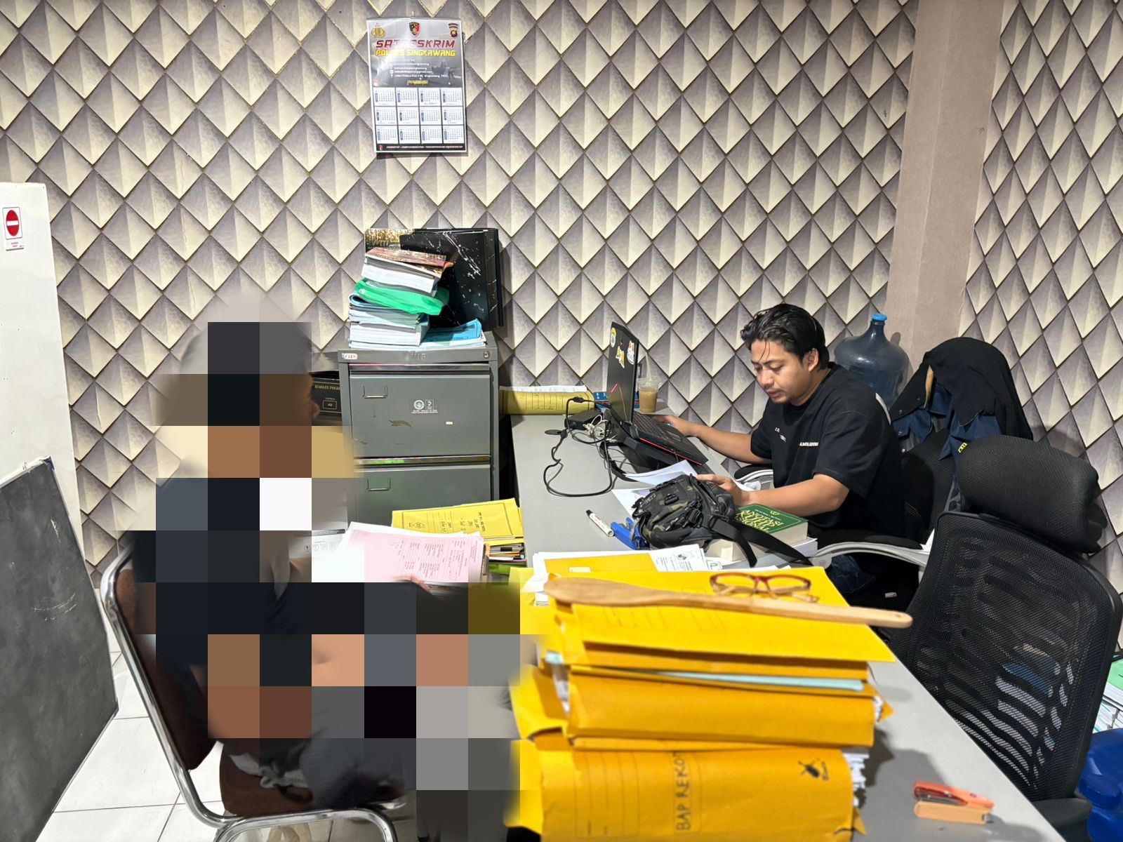 Petugas Unit PPA Sat Reskrim Polres Singkawang memeriksa terlapor terkait kasus dugaan penganiayaan terhadap perempuan dan anak.