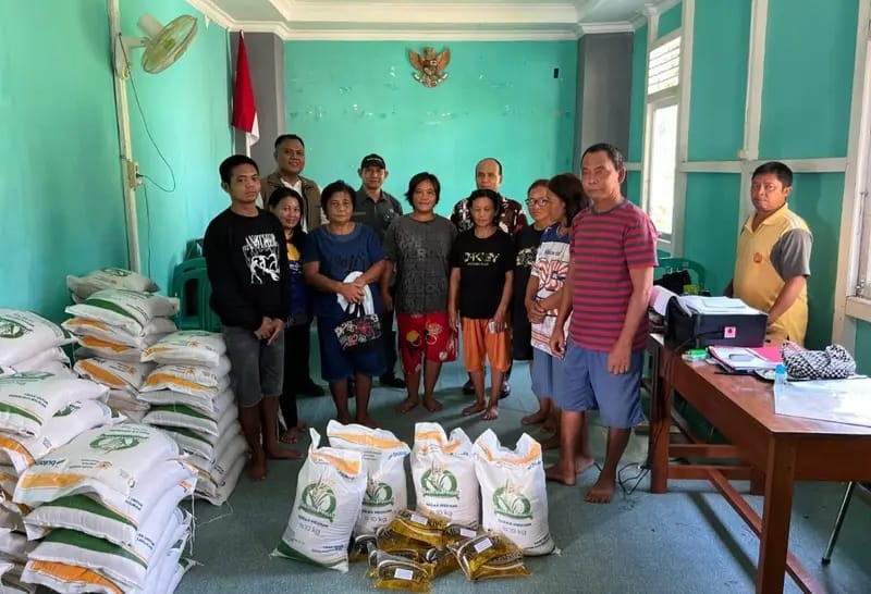 BANTUAN: Penyaluran bantuan pangan berupa beras dan minyak goreng disalurkan Bulog Putussibau kepada penerima bantuan pangan di Desa Kedamin Darat. 