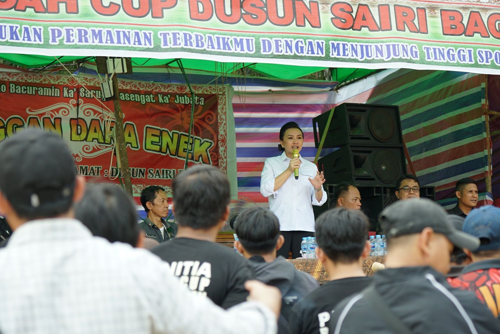 IMBAUAN: Bupati Karolin Margret Natasa saat mengunjungi Desa Amboyo Selatan, Kecamatan Ngabang, Jumat (27/3).
