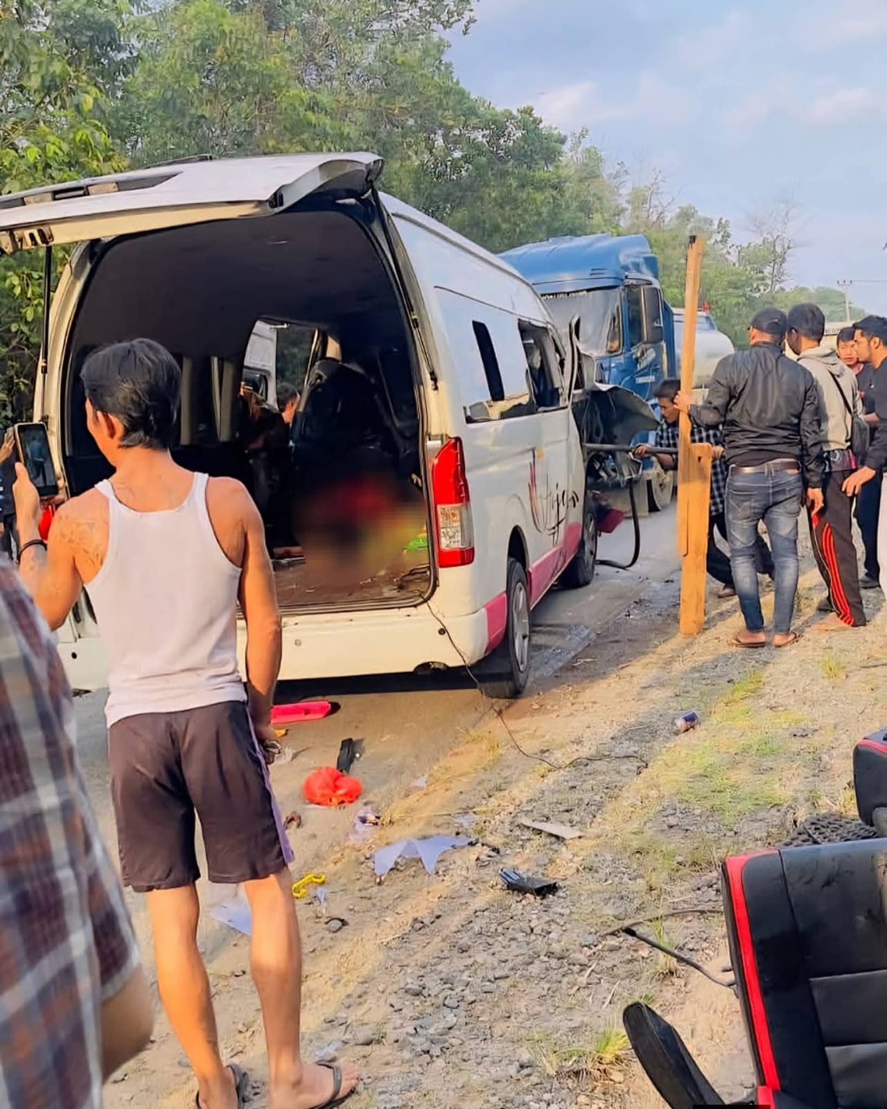 KECELAKAAN: Kendaraan travel yang berasal dari Kabupaten Kapuas Hulu saat mengalami kecelakaan di jalan Trans Kalimantan wilayah Ambawang Kabupaten Kubu Raya. 