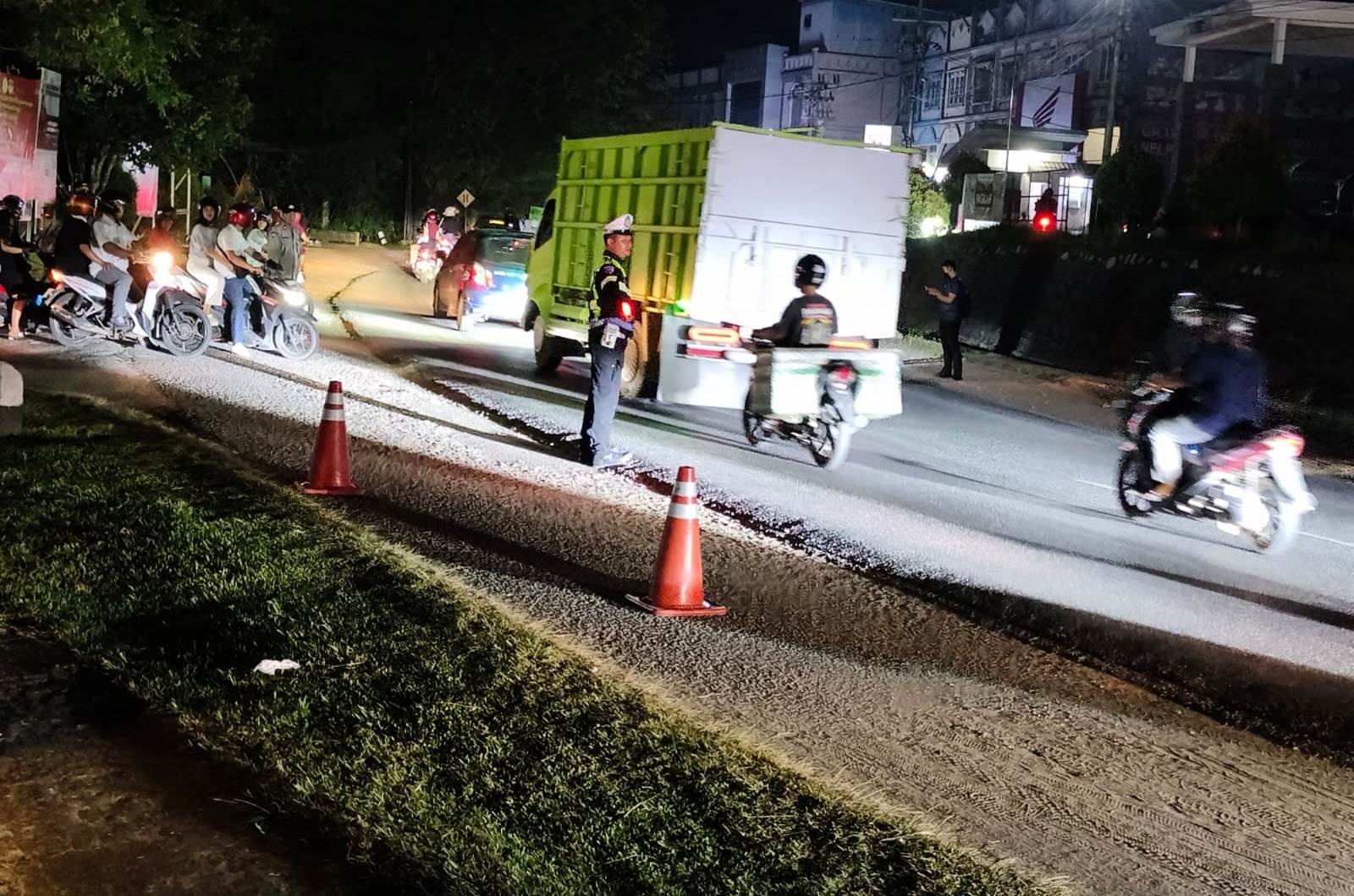PENGAMANAN: Personel Polres Sanggau ditempatkan di sejumlah titik strategis guna memastikan kelancaran arus kedatangan tamu undangan jelajah perbatasan.