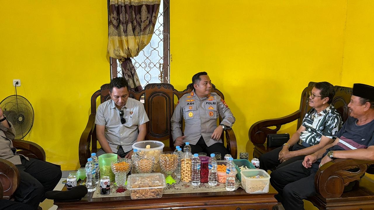 SILATURAHMI: Kapolres Kayong Utara, AKBP Adi Prabowo, melaksanakan kegiatan silaturahmi ke kediaman sejumlah tokoh masyarakat di Kecamatan Teluk Batang, Minggu (29/3).