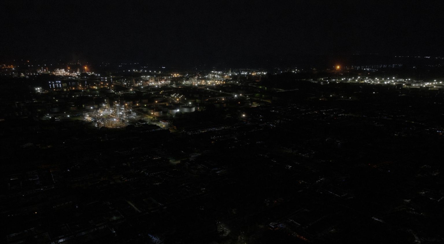 Pemadaman lampu selama satu jam membuat kawasan kilang Pertamina diselimuti kegelapan dalam peringatan Earth Hour 2026.