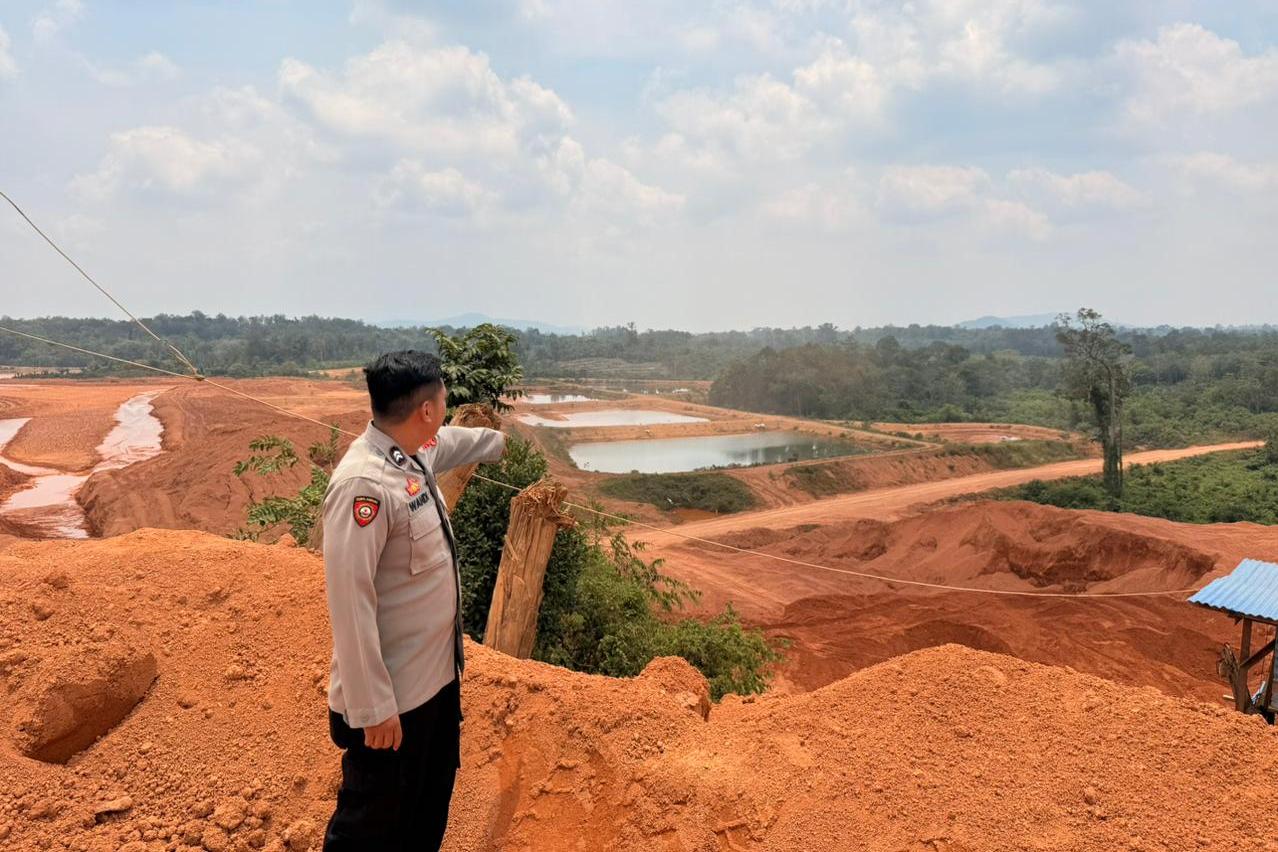 Personel Polres Ketapang meninjau lokasi yang viral disebut sebagai PETI di Kecamatan Jelai Hulu pada Jumat (27/3). 