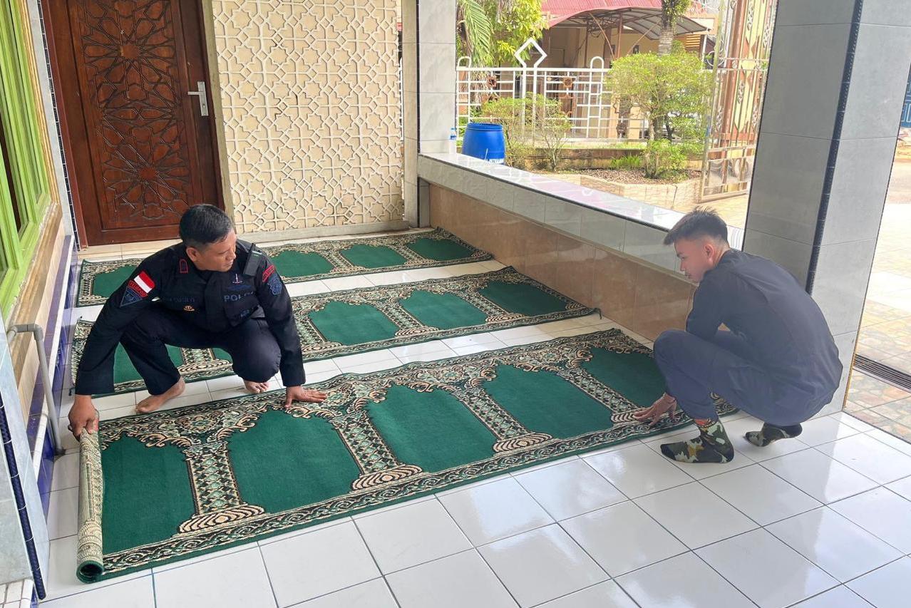 Satbrimob Polda Kalbar kembali melaksanakan program Jum&rsquo;at Curhat di Masjid Besar Al-Istiqomah Kota Singkawang pada Jumat (27/3).
