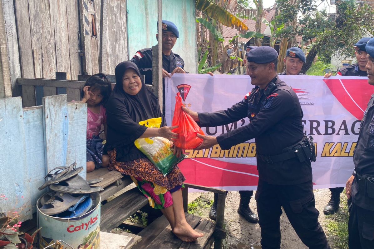 Satbrimob Polda Kalbar kembali melaksanakan kegiatan sosial kepada masyarakat kurang mampu di sejumlah wilayah, Jumat (27/3).