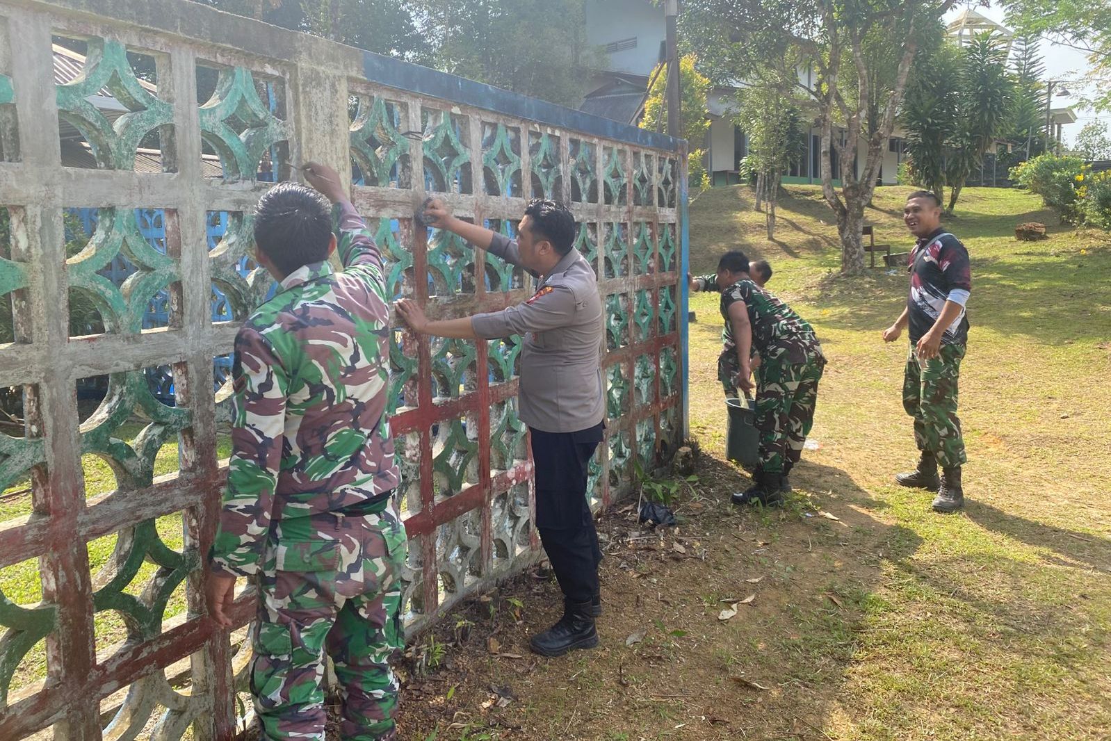 Personel TNI dan Polri bersama warga menggelar kerja bakti peduli lingkungan yang digelar di Kecamatan Menyuke, Jumat (27/3).