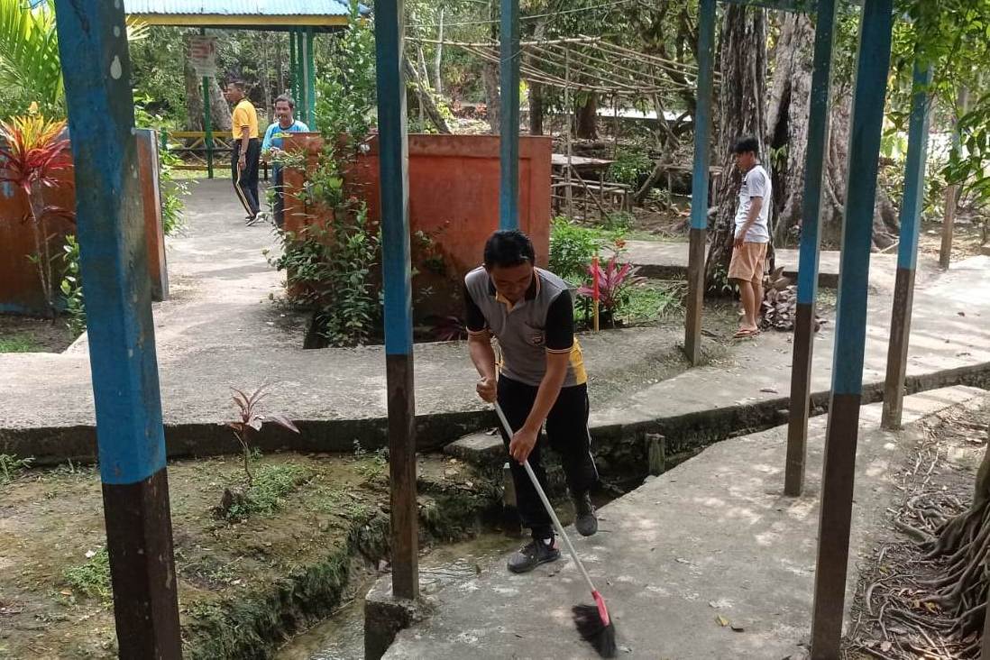Personel Polsek Jangkang Sanggau menggelar korve di kawasan wisata Air Panas Sipant Lotup pada Jumat (27/3). 