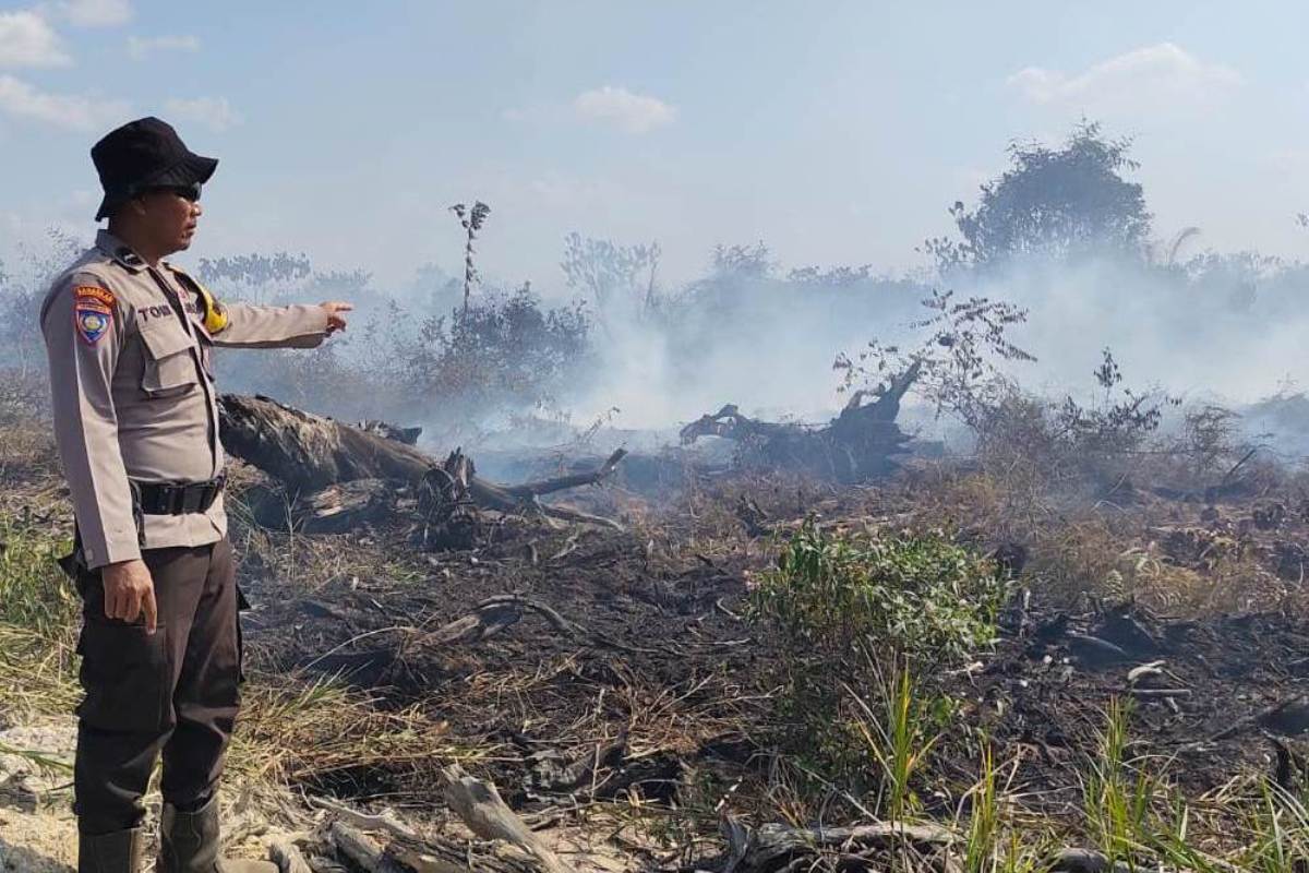 Polsek Tayan Hilir memantau lokasi titik api di Desa Lalang, Kecamatan Tayan Hilir, Jumat (27/3).