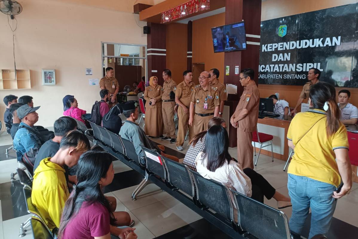Sekretaris Daerah Kabupaten Sintang, Kartiyus melakukan inspeksi kendadak usai masa cuti dan libur panjang lebaran tahun ini.