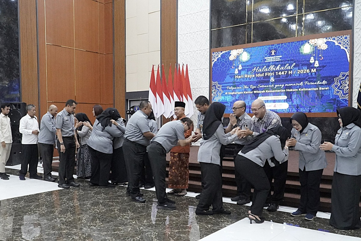 Kanwil Kemenkum Kalbar menggelar halalbihalal Idulfitri dan purnabakti pegawai di Aula Soepomo, Senin (30/3).
