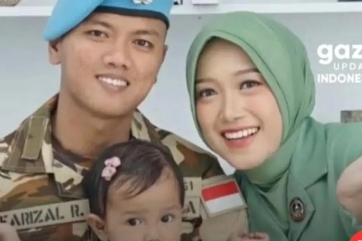 Praka Farizal Rhomadhon (FR), Anggota TNI yang diduga gugur di Lebanon, bersama keluarganya.