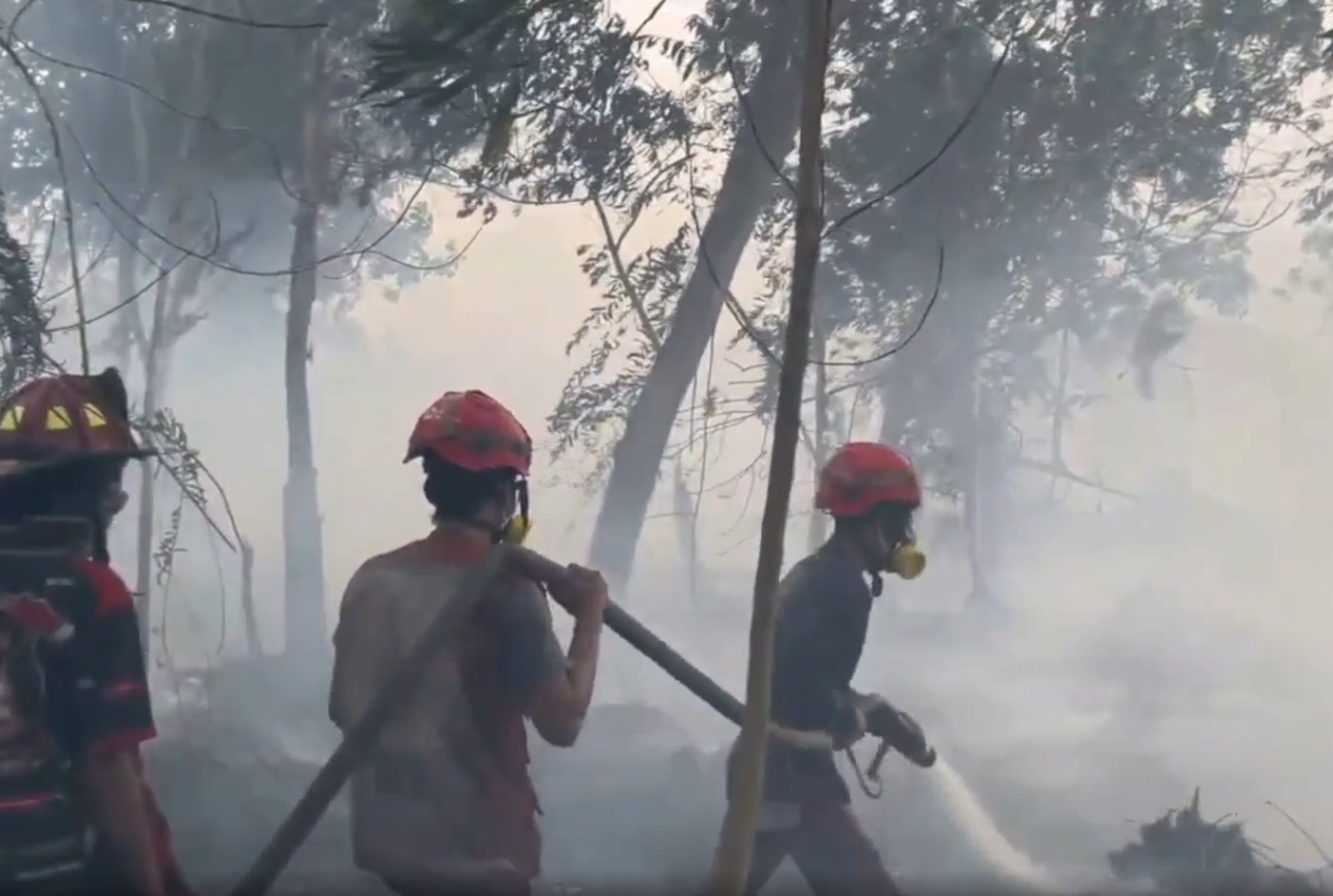 PADAMKAN API: Petugas gabungan memadamkan kebakaran lahan di ujung Jalan Purnama, beberapa waktu lalu. 