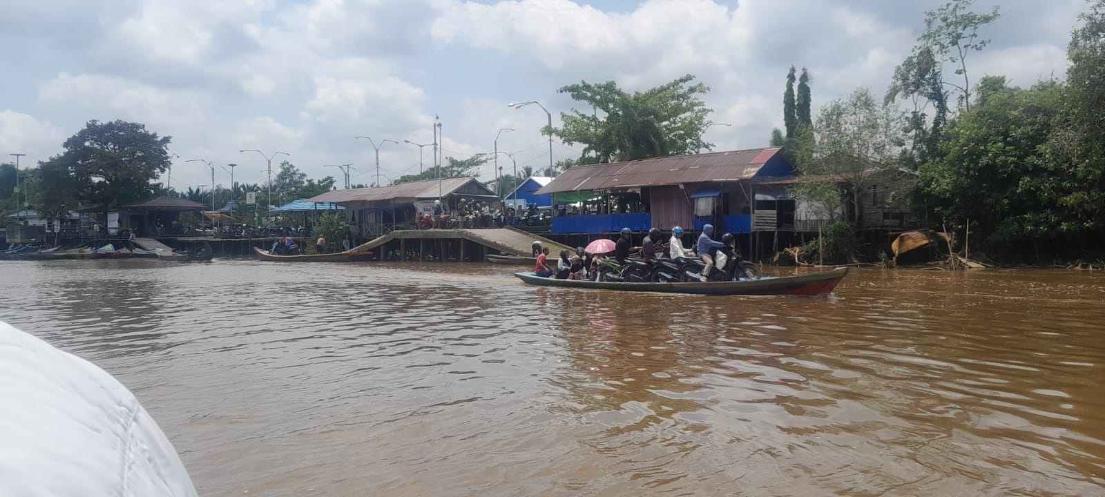 RAMAI: Suasana penyeberangan di Tanjung Harapan terlihat ramai. Masyarakat memanfaatkan akses penyeberangan sungai dengan kapal motor untuk menghabiskan libur lebaran.