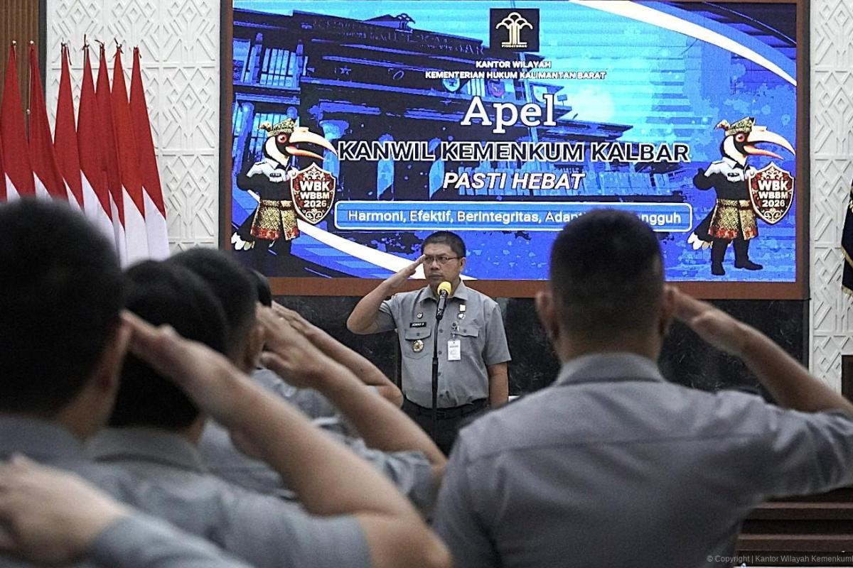 Kakanwil Kemnekum Kalbar Jonny Pesta Simamora memimpin apel perdana pasca cuti bersama Idulfitri pada Senin (30/3). 