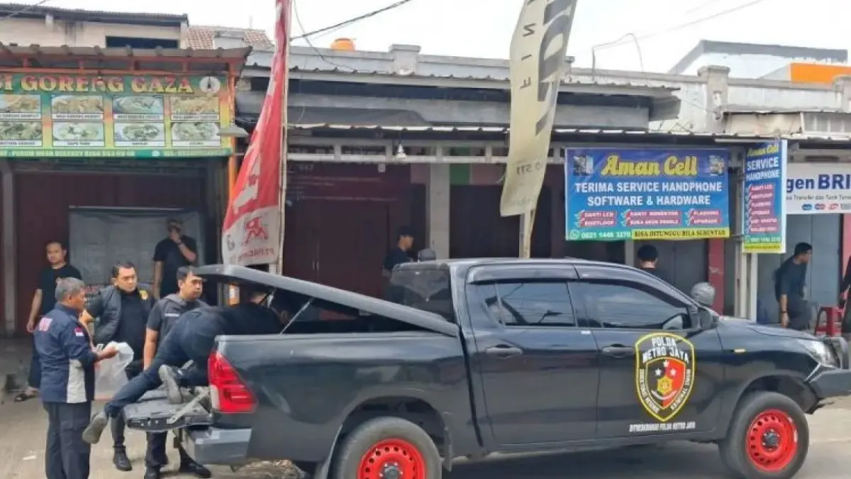 Tim Identifikasi Ditreskrimum Polda Metro Jaya mendatangi lokasi penemuan mayat di kios Ayam Geprek, Perumahan Mega Regency Blok D33, Desa Sukaragam, Kecamatan Serang Baru, Kabupaten Bekasi, Minggu.