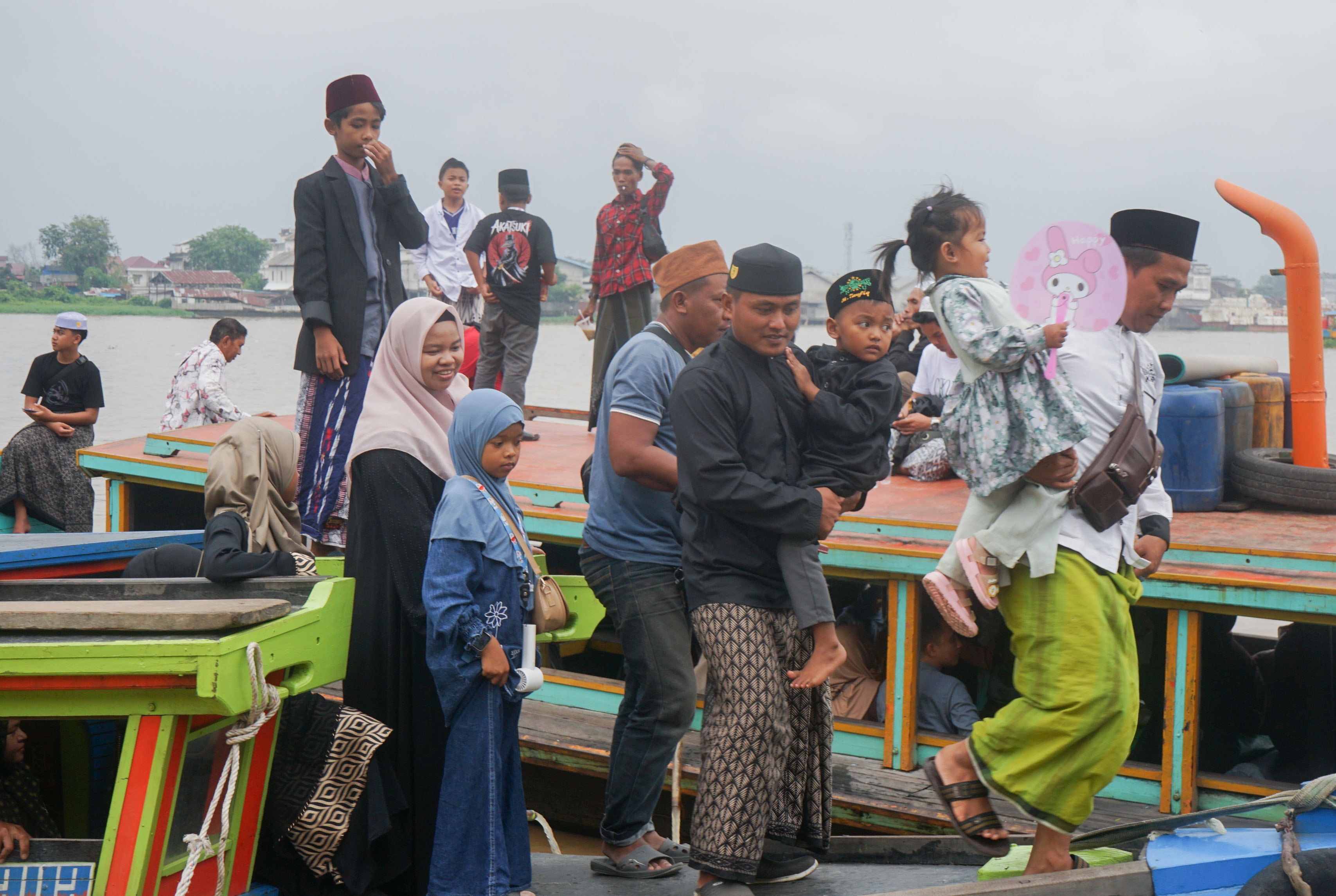 TRADISI: Masyarakat yang melakukan ziarah ke Makam Kesultanan Pontianak di Batulayang saat bersandar di Dermaga Kapuas Besar untuk berbelanja. 