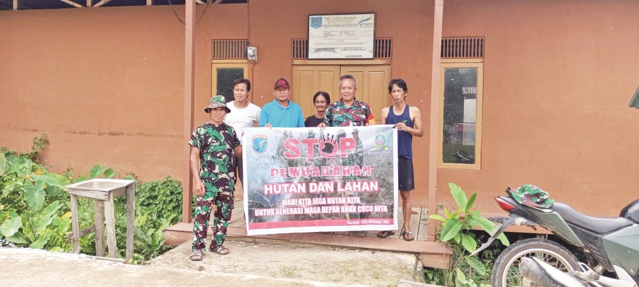 PATROLI: Anggota Koramil 1206-08/Bunut Hilir melaksanakan patroli terpadu sekaligus sosialisasi kepada masyarakat di wilayah binaannya Desa Sri Wangi, Kecamatan Boyan Tanjung untuk mencegah terjadinya
