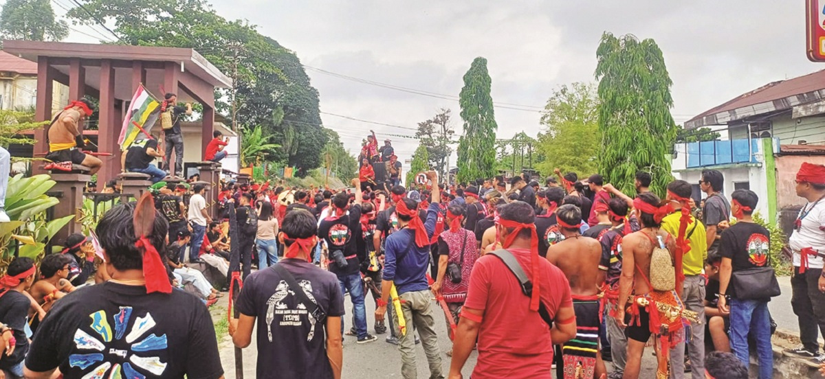 HADIR : Ratusan warga hadir mengawal jalannya persidangan hingga hakim membacakan amar putusan dalam kasus dugaan pencurian Agustinus.