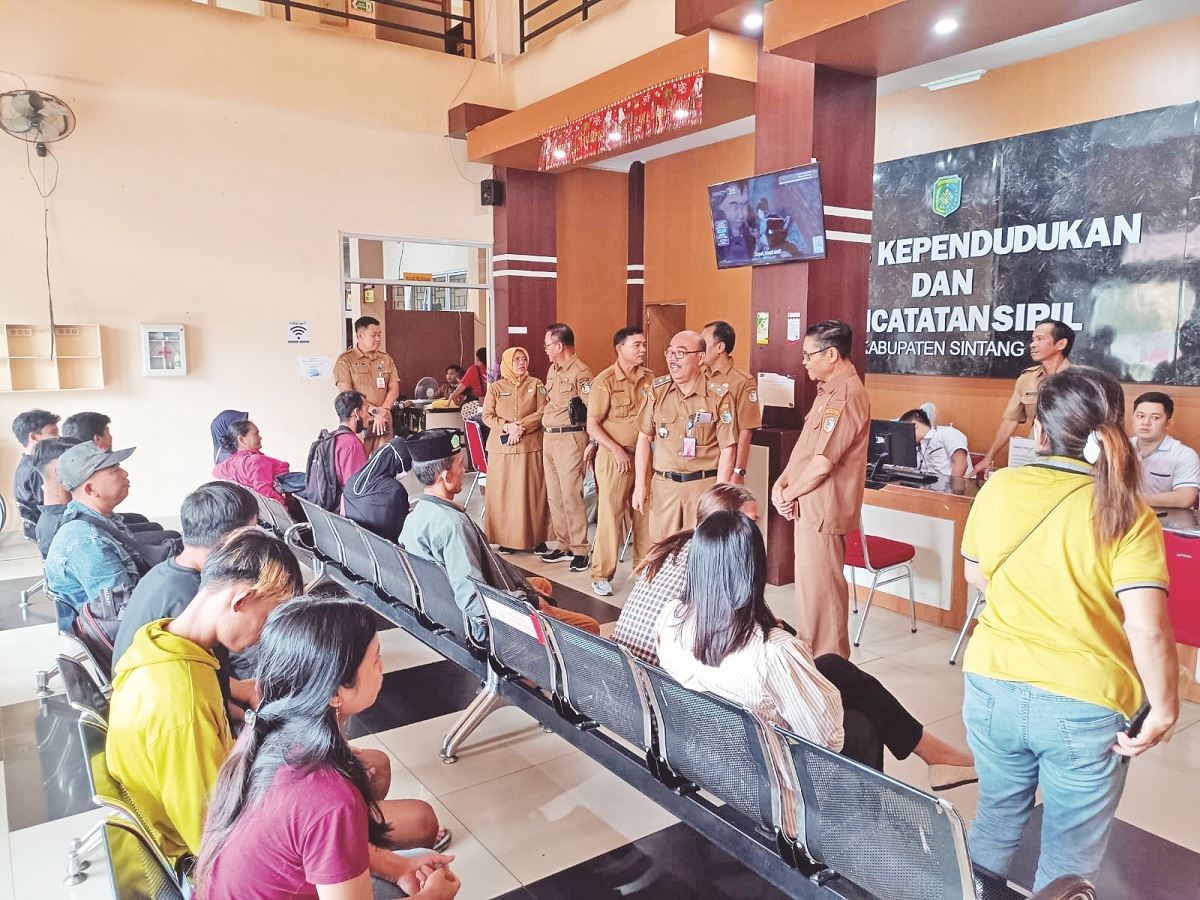 INSPEKSI: Sekretaris Daerah Kabupaten Sintang, Kartiyus melakukan inspeksi mendadak usai masa cuti dan libur panjang lebaran tahun ini.