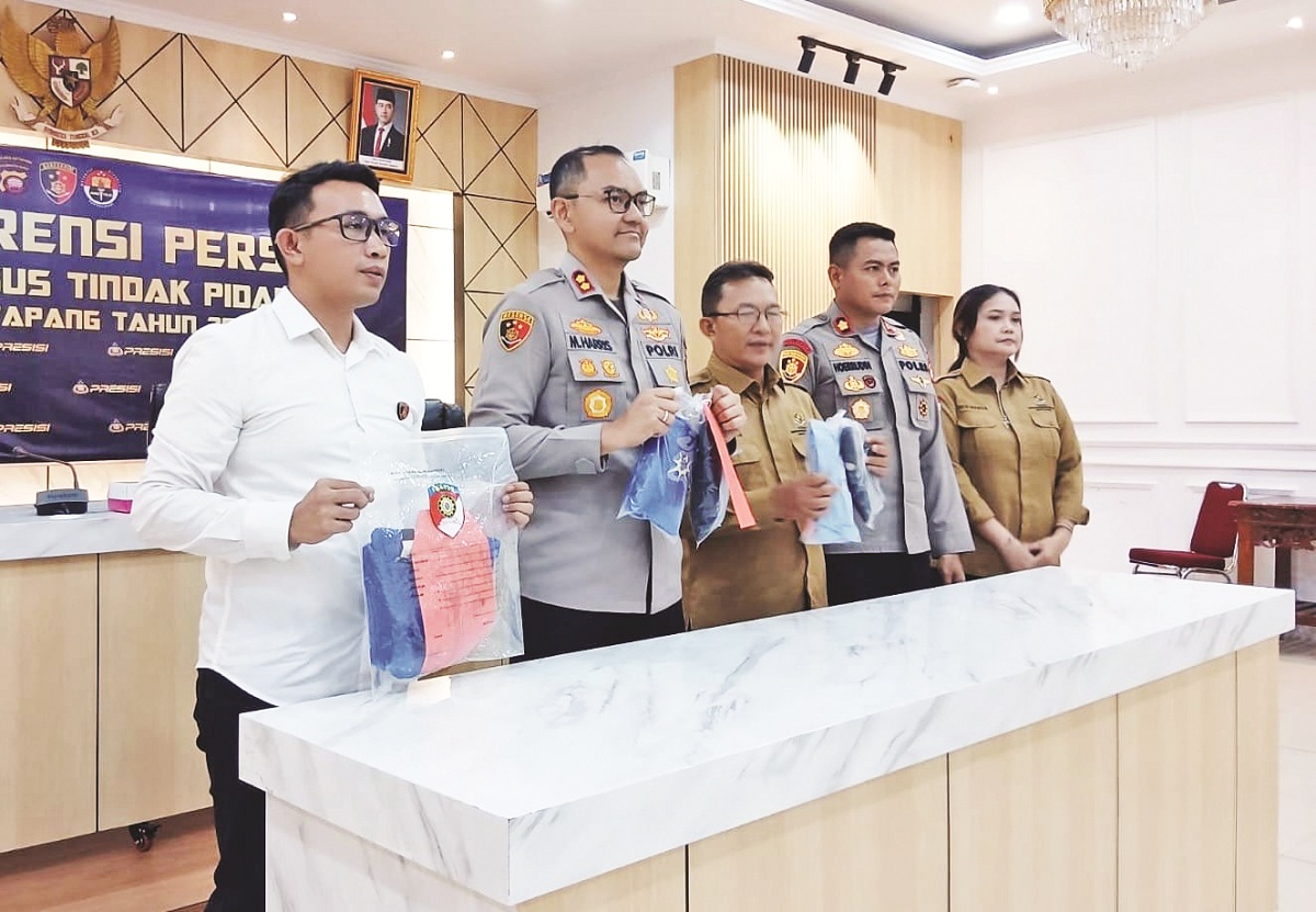 KONFERENSI PERS : Kapolres Ketapang, AKBP Muhammad Harris, menggelar konferensi pers terkait kasus perundungan di Tumbang Titi, Senin (30/3).