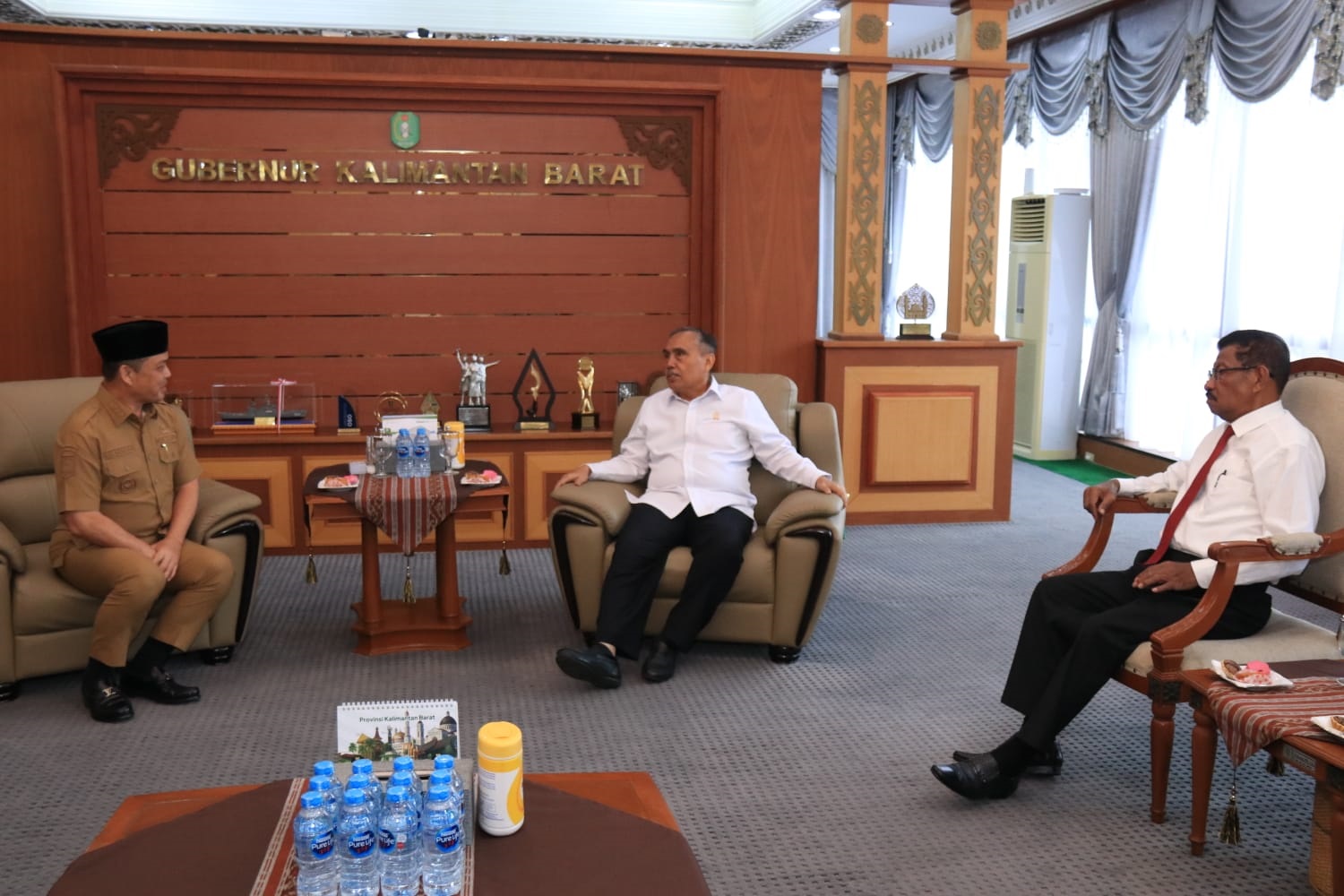 BINCANG: Gubernur Ria Norsan saat berbincang-bincang dengan Ketua Pengadilan Tinggi Pontianak, Pontas Efendi.