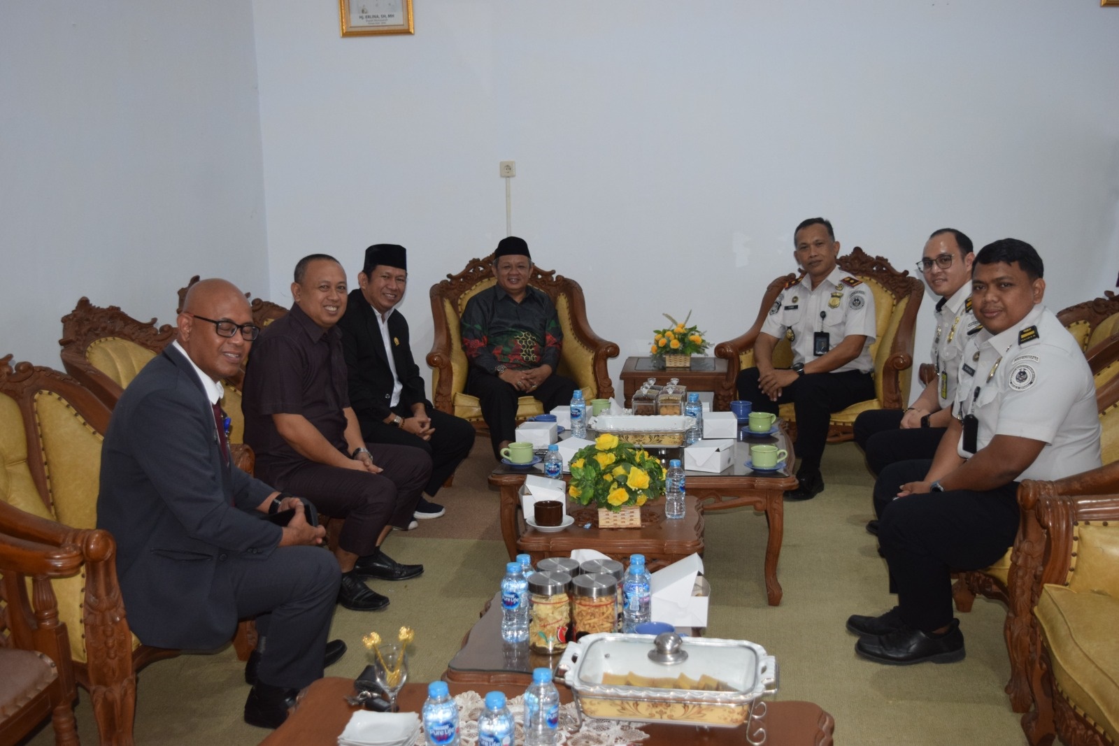 SILATURAHMI: Kepala Kantor Imigrasi (Kanim) Kelas III Non TPI Mempawah, Hartono, bersama jajaran dalam agenda silaturahmi yang berlangsung di ruang Ketua DPRD.