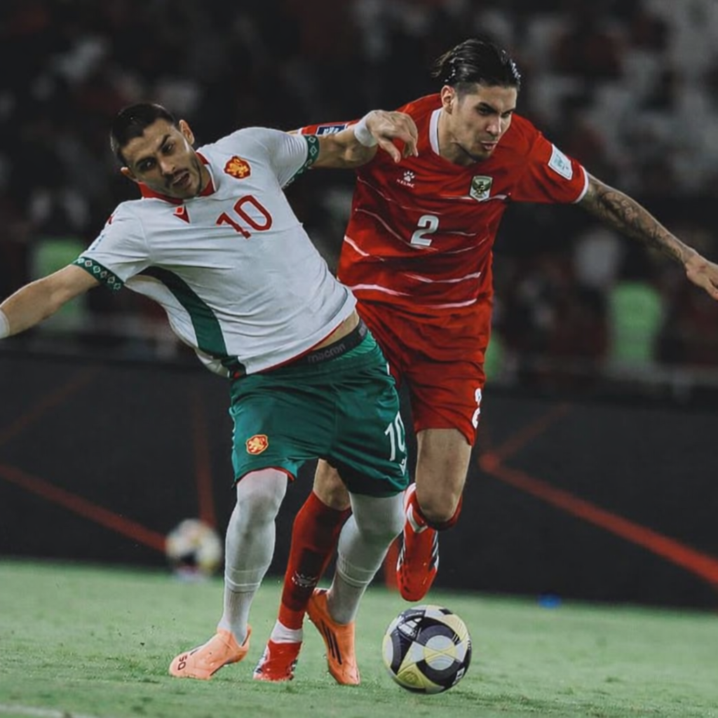 DUEL: Bek sayap Timnas Indonesia Kevin Diks berduel dengan pemain Bulgaria saat Final FIFA Series 2026, di Stadion Gelora Bung Karno, Senin (30/3/2026).