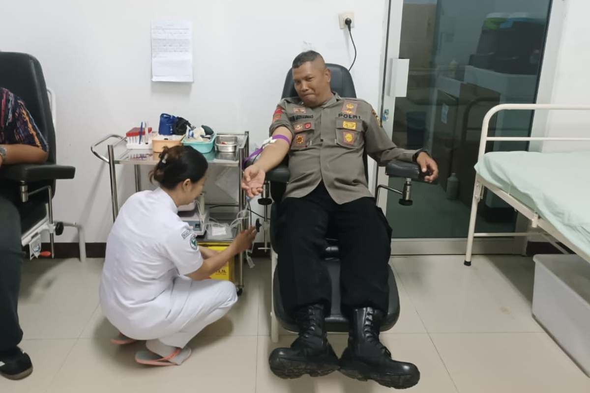 DONOR: Personel Polres Landak mendonorkan darahnya untuk warga yang akan melakukan operasi pada Senin (30/3).