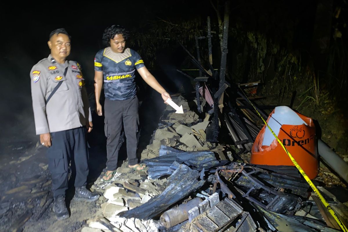 HANGUS: Personel Polsek Menyuke mengidentifikasi lokasi kebakaran rumah warga di Desa Darit, Kecamatan Menyuke pada Jumat (27/3) malam.